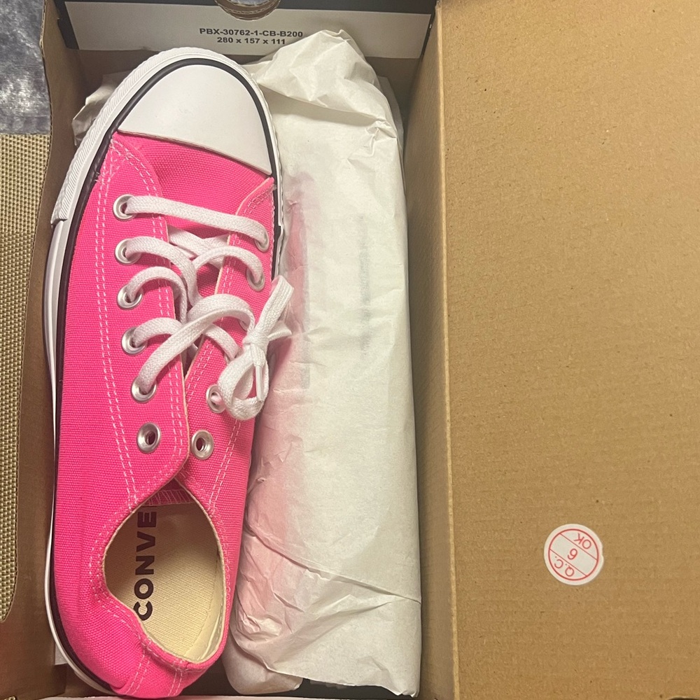 Brand New In Box Converse Hot Pink Women’s Low Sneaker Sz 7.